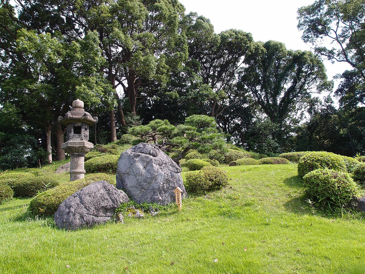 清澄庭園の池と庭園