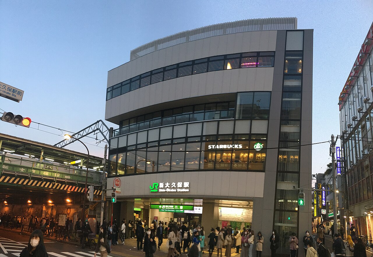 新大久保駅周辺の街並み