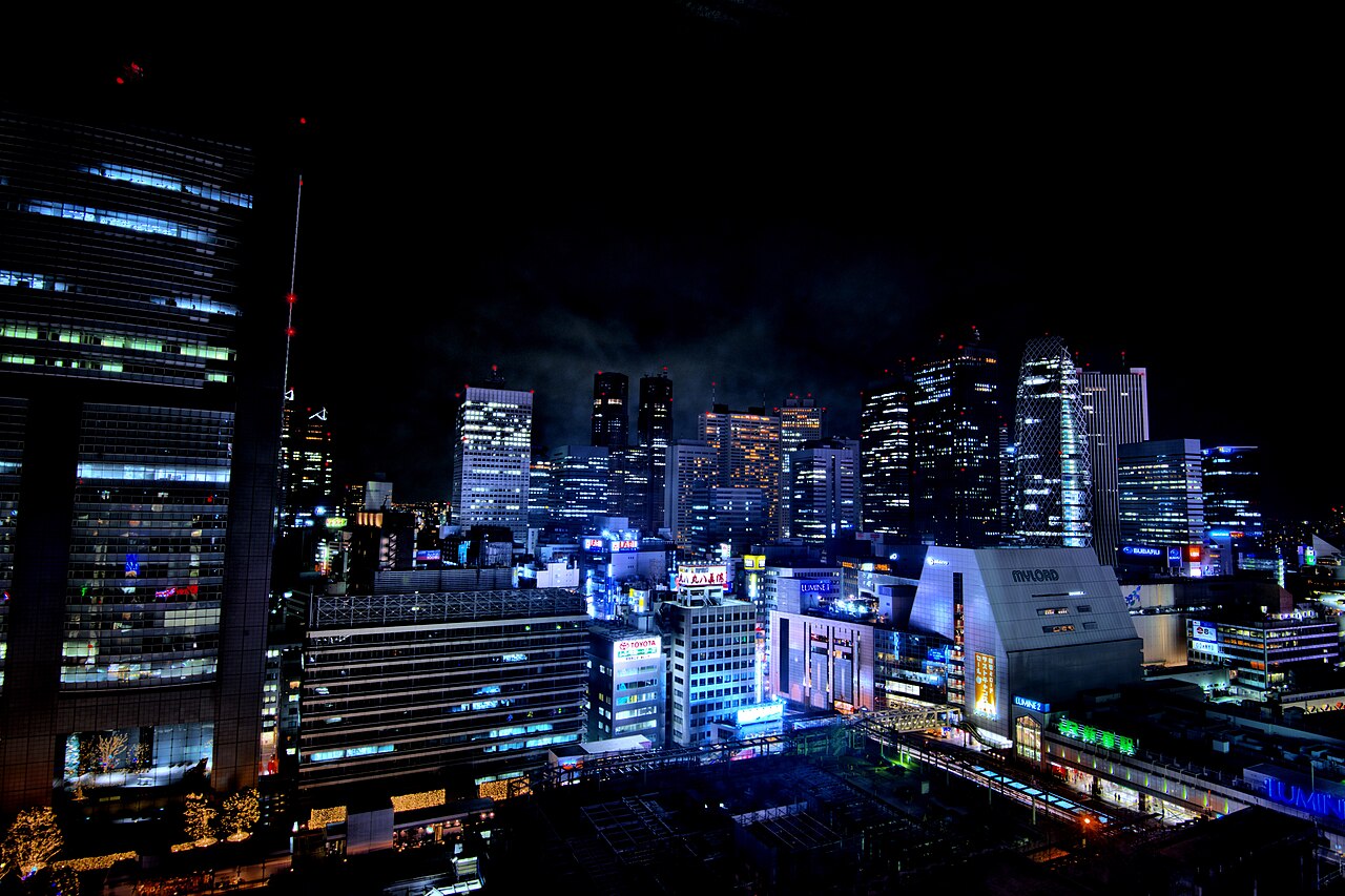 夜の新宿駅南口周辺