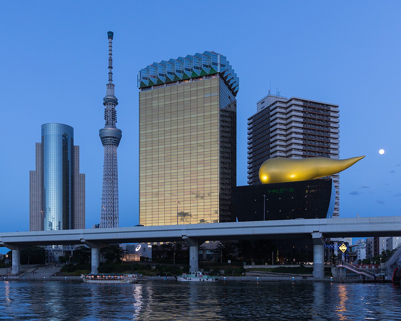 隅田川側から見た東京スカイツリー